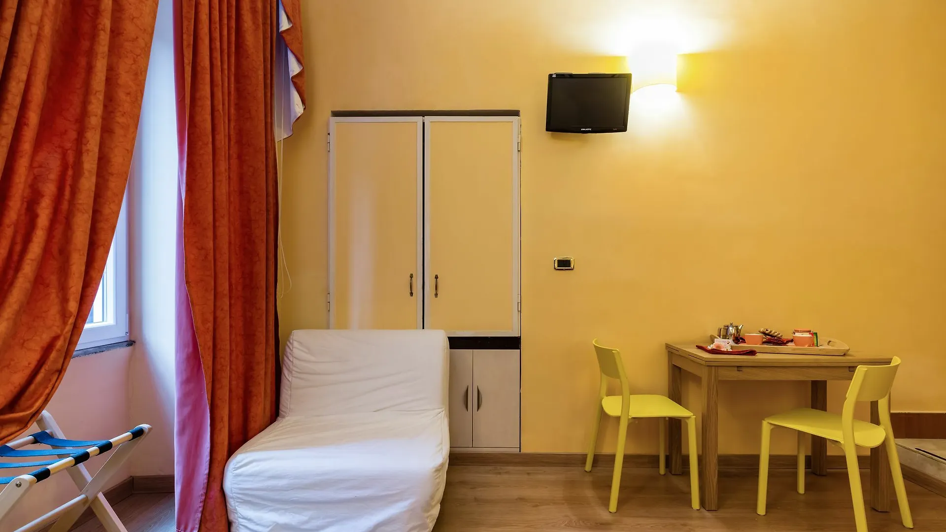 Domus Avi - Guest House Рим 3*,